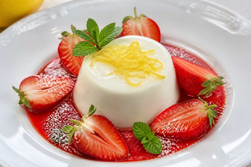 Panna cotta al limone di Sorrento con coulis di fragole, elegante e leggerissima