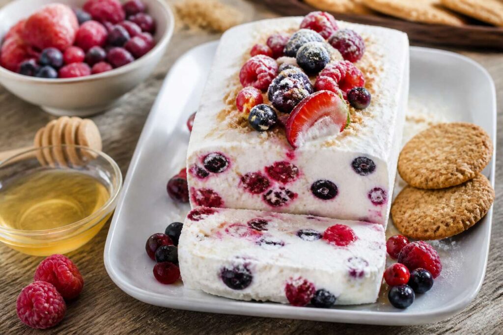 Semifreddo allo yogurt e frutti rossi, il dolce leggero da 180 calorie a porzione