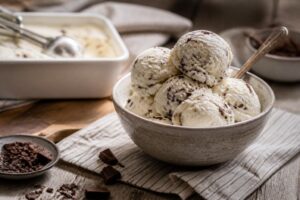 Gelato alla stracciatella senza gelatiera servito in coppa, con scaglie di cioccolato fondente visibili e texture cremosa senza cristalli di ghiaccio